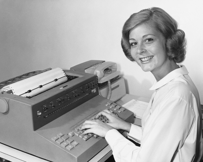 Woman-typing-000013316168_Small.jpg